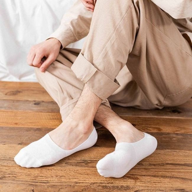 Tất tàng hình màu trắng, lựa chọn tối ưu khi phối giày sneaker đen với quần short