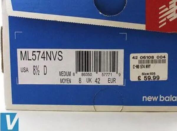 Tem dán trên hộp giày New Balance chính hãng, thể hiện đầy đủ thông tin chi tiết của sản phẩm và mã QR để kiểm tra