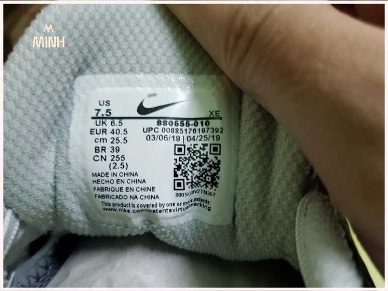 Tem giày chính hãng sẽ có độ bóng nhẹ từ chất liệu