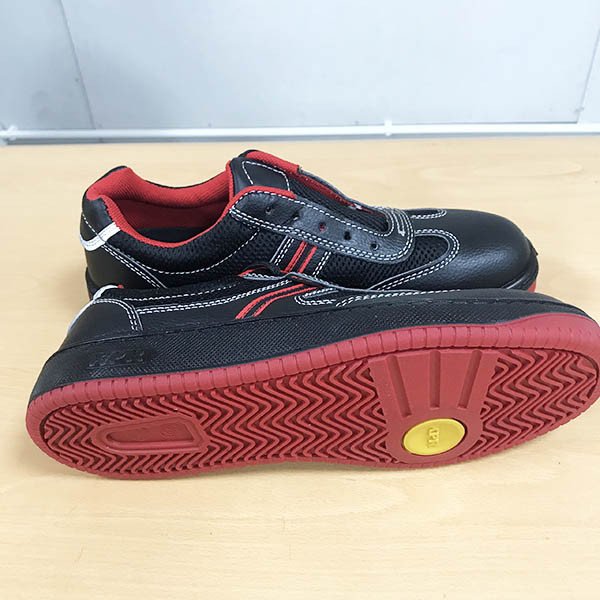 Thân giày bảo hộ lao động King Power i881 làm từ sợi microfiber kết hợp vải lưới thoáng khí, tăng cường sự thoải mái khi sử dụng