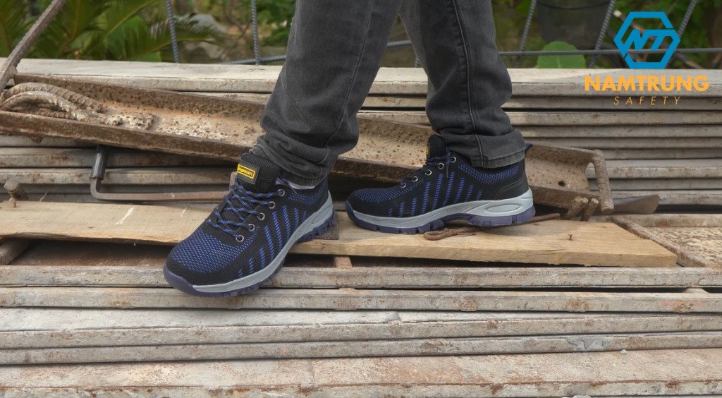 Thân giày Kingsman Runner làm từ vải mesh thoáng khí, ngăn ngừa hôi chân