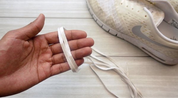 Tháo dây và lót giày Jordan trước khi giặt