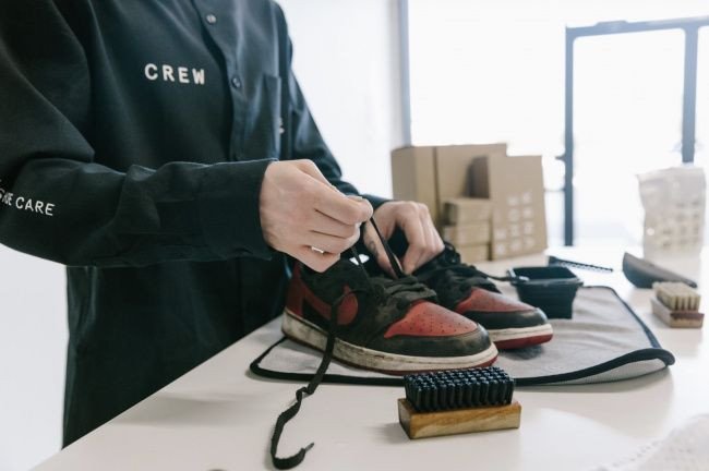 Tháo rời lót giày Jordan 1 để vệ sinh