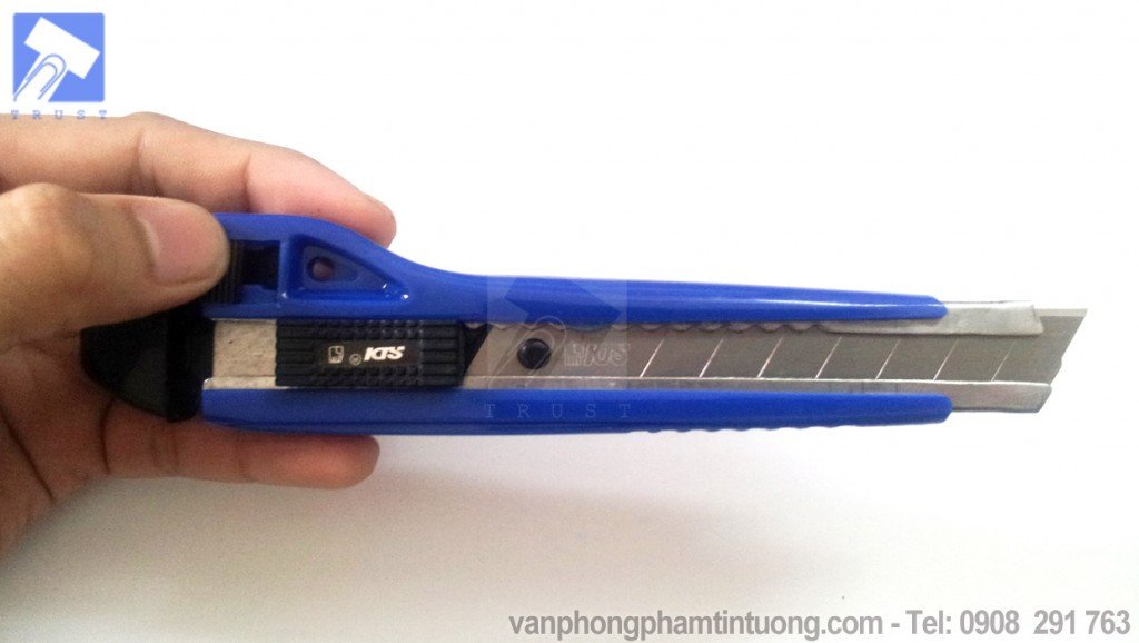 Thao tác kéo chốt khóa và đẩy lưỡi dao rọc giấy SDI 0404 ra ngoài để chuẩn bị bẻ lưỡi