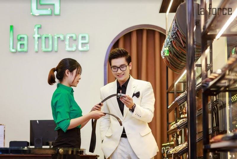 Thắt lưng da cao cấp phối hợp hoàn hảo với vest và giày Jordan