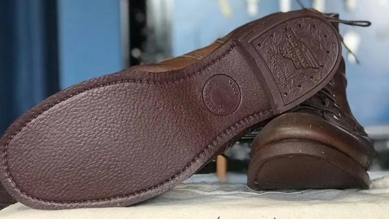 Thay đế giày thể thao mới là cách tốt nhất để phục hồi giày bị mòn