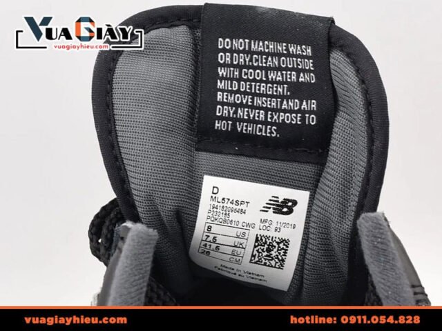 Thẻ giày New Balance với mã QR in rõ ràng để kiểm tra tính xác thực