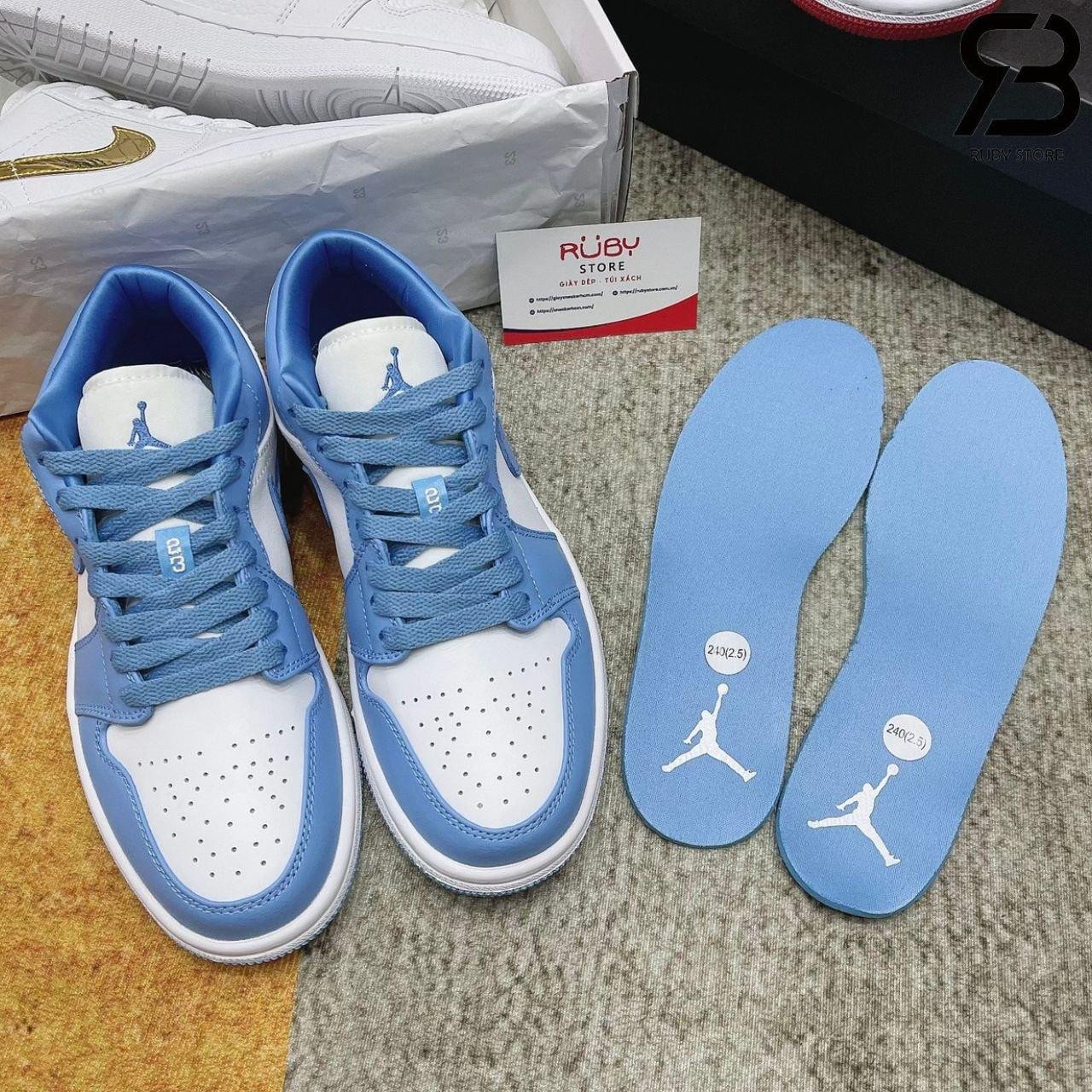 Thiết kế cận cảnh với hai tông màu chính là trắng và xanh dương trên Air Jordan 1 Low