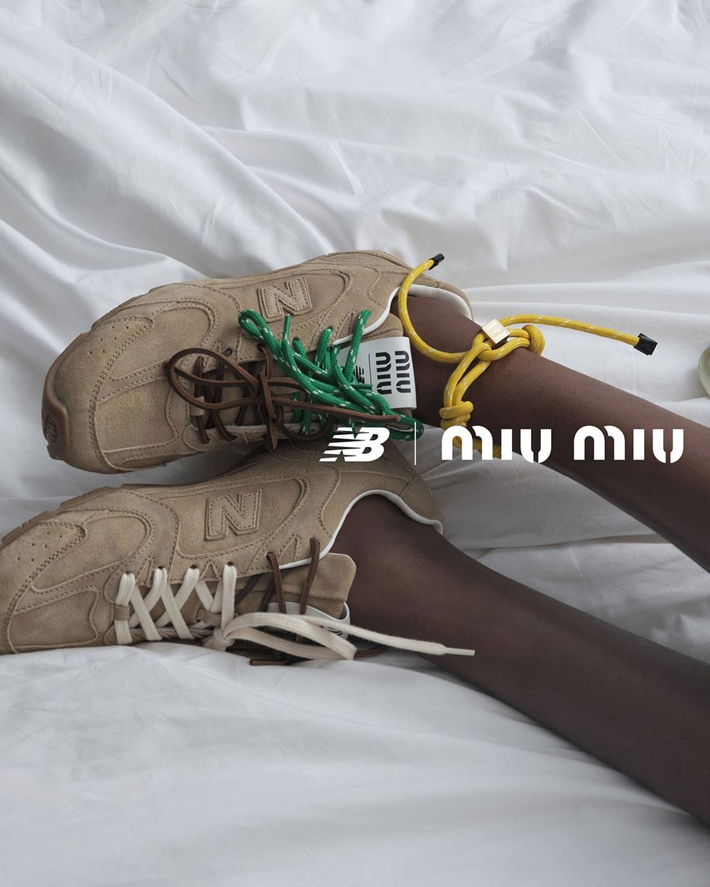Thiết kế đặc trưng của giày thể thao Miu Miu x New Balance 530 SL với dây cột đa dạng