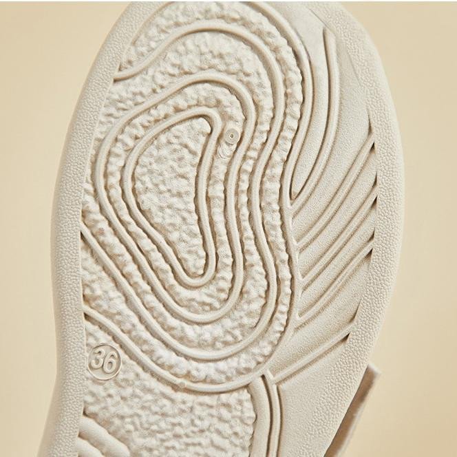 Thiết kế đế chống trượt tối ưu của giày sneaker nữ chính hãng, đảm bảo an toàn.