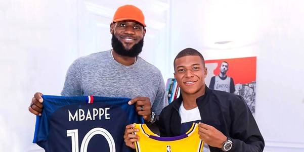 Thiết kế đế chrome ấn tượng trên đôi giày đá bóng của Mbappe Nike Mercurial X Lebron James Chosen 2