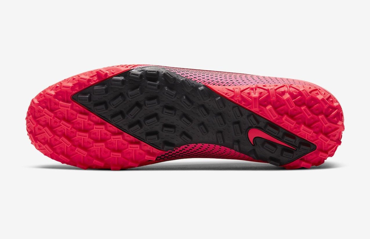 Thiết kế đế đinh dăm TF của giày đá bóng Nike tối ưu cho sân cỏ nhân tạo