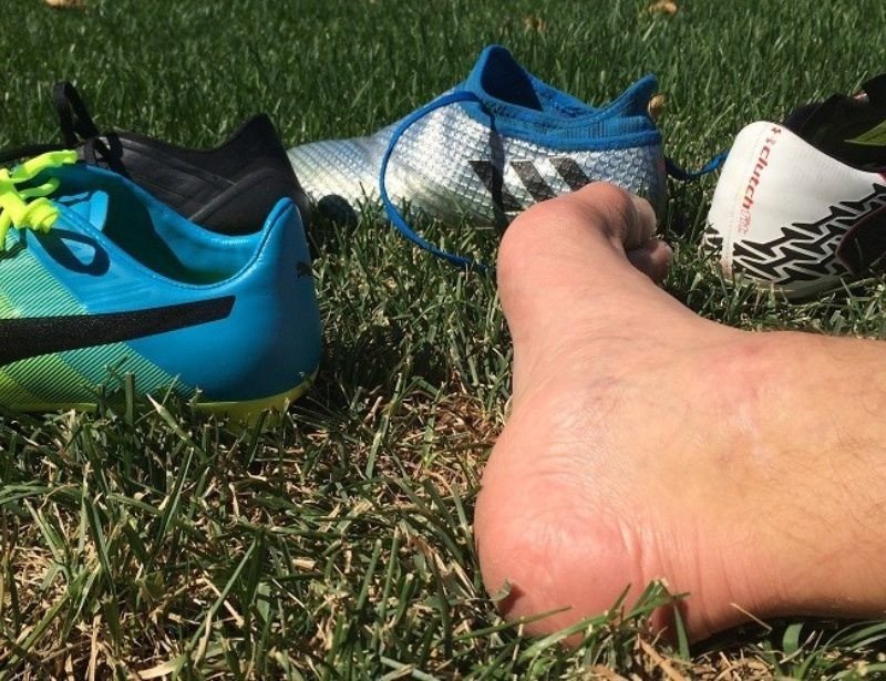 Thiết kế đế giày đá bóng dày dặn, cung cấp sự ổn định và hỗ trợ cần thiết, đặc biệt phù hợp cho việc chọn size giày cho chân bè.