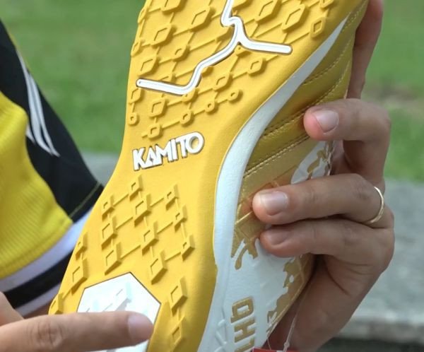 Thiết kế đinh dăm hình thoi của giày đá bóng Quang Hải Kamito QH19 trên sân cỏ nhân tạo