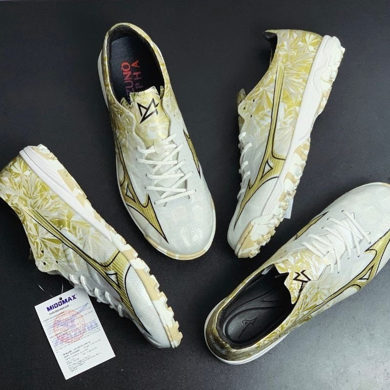 Thiết kế giày đá bóng sân cỏ nhân tạo với thân bè, đế dày và mũi vểnh