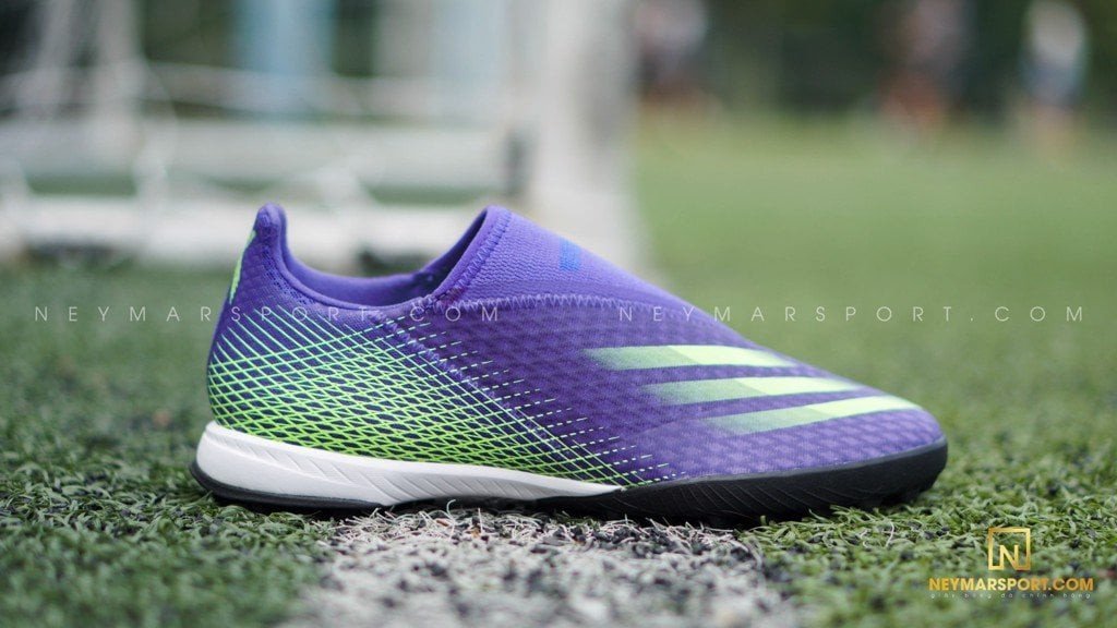 Thiết kế Laceless ôm chân của giày bóng đá không dây Adidas X Ghosted