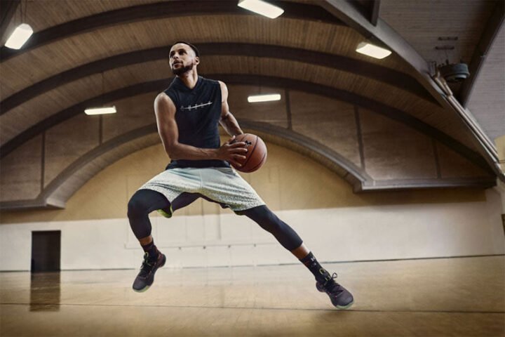 Thiết kế và công nghệ đế giày bóng rổ 2 màu Under Armour mang lại độ bám vượt trội