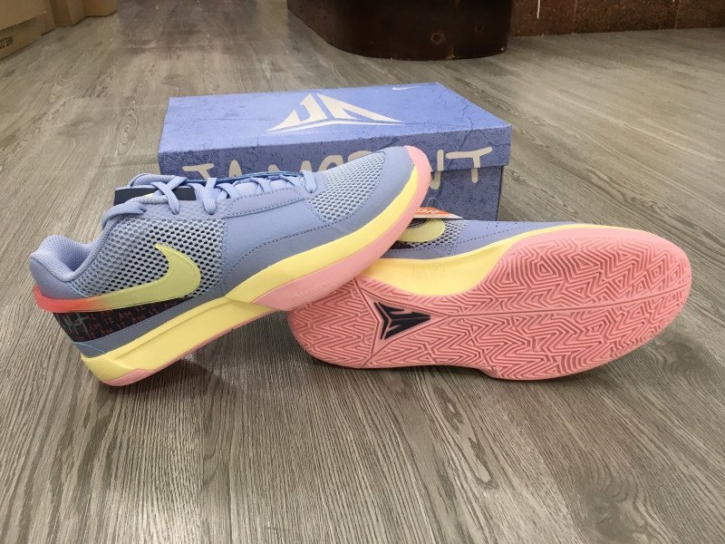 Thiết kế vân đế ngoài đa hướng của Nike Ja 1