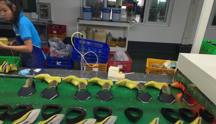 Thợ gia công lắp ráp đế giày đá bóng bị lỗi