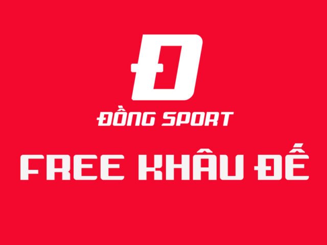 Thợ sửa giày đá bóng đang khâu đế cho một đôi giày