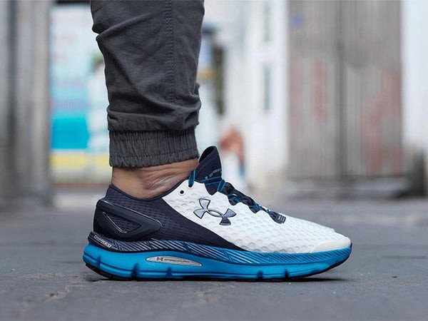 Thời trang nổi bật với giày thể thao Under Armour màu đen trắng
