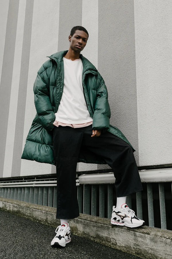 Thời trang thể thao năng động hàng ngày với giày Mizuno trắng kết hợp trang phục đơn giản