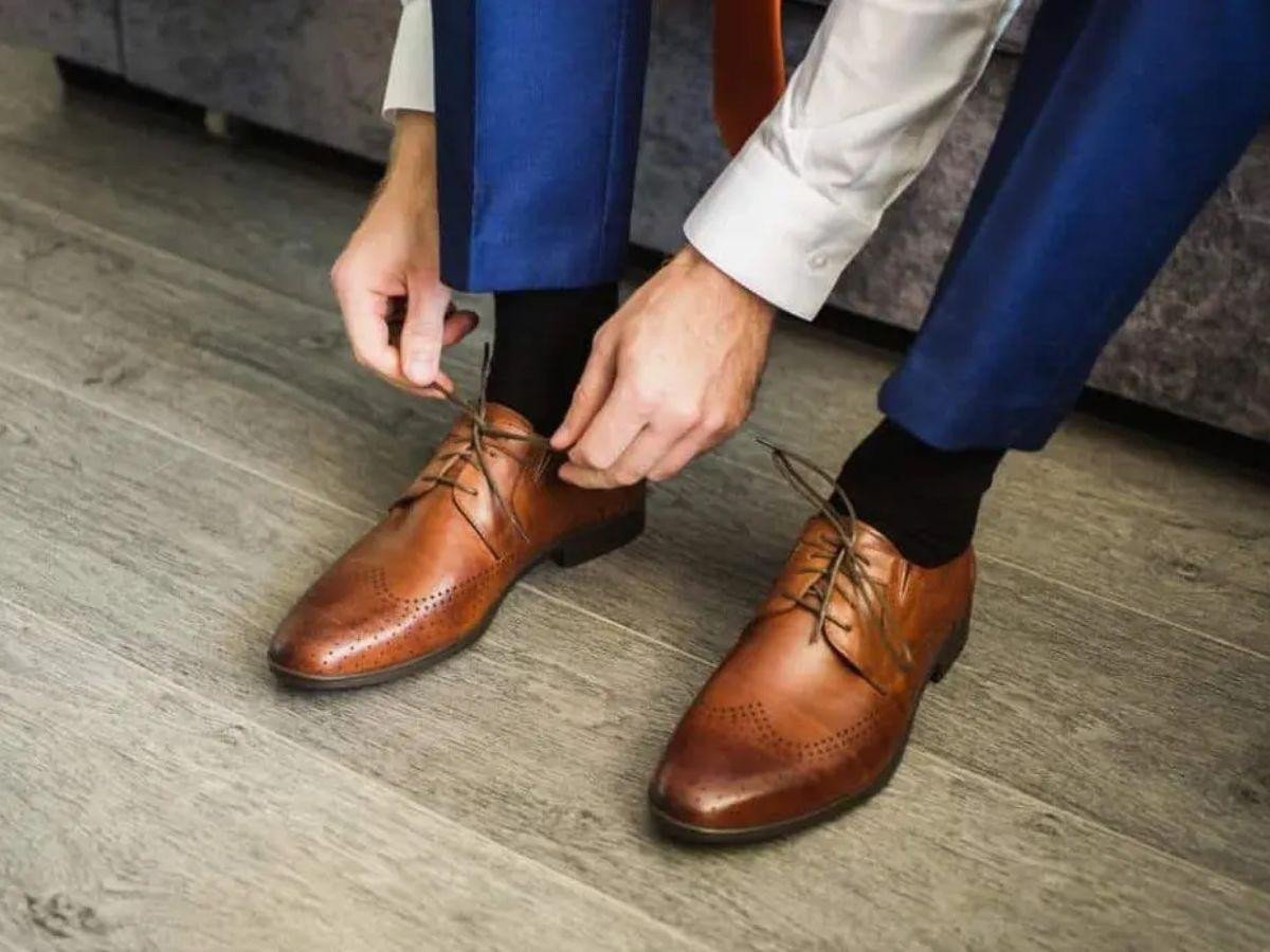 Thử giày tây nam trực tiếp để đảm bảo sự vừa vặn và thoải mái khi mua tại Hà Nội