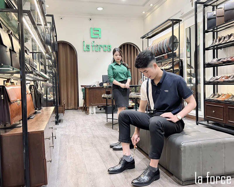 Thử giày trực tiếp để chọn size US phù hợp