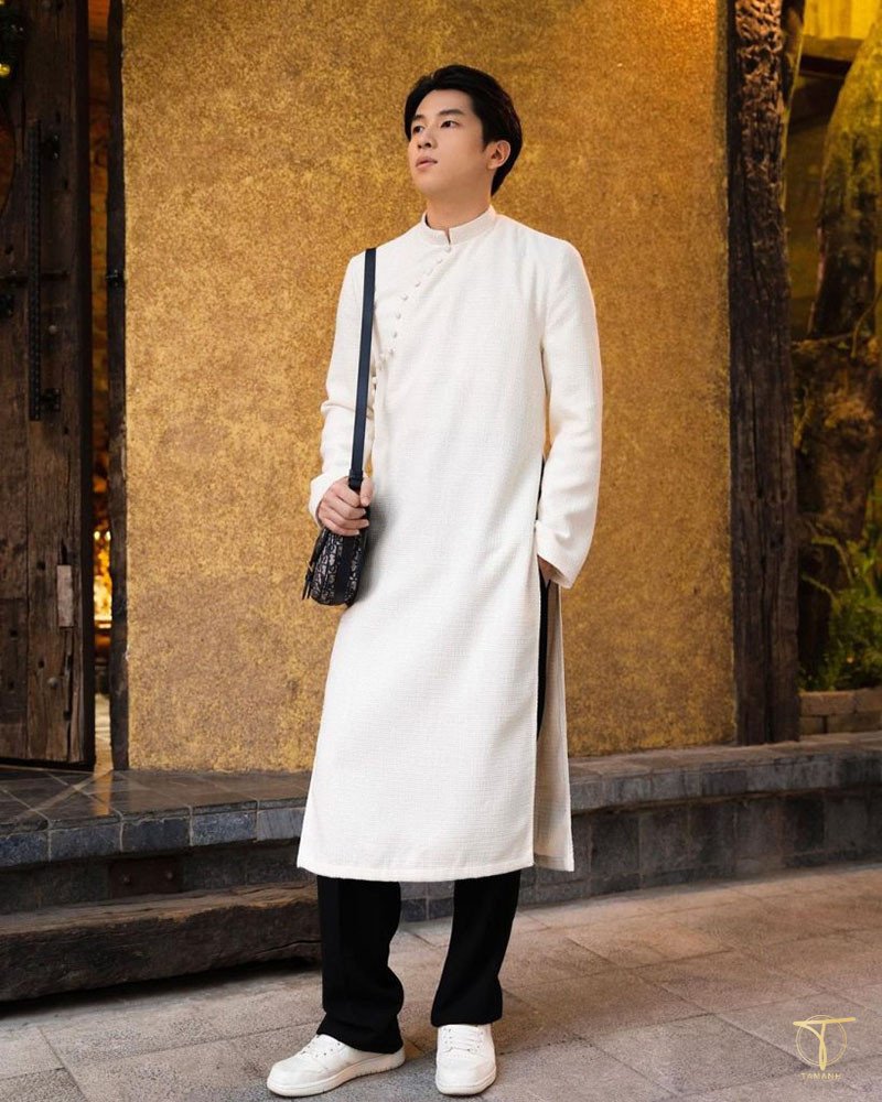 Thử nghiệm áo dài nam với giày thể thao sneaker năng động