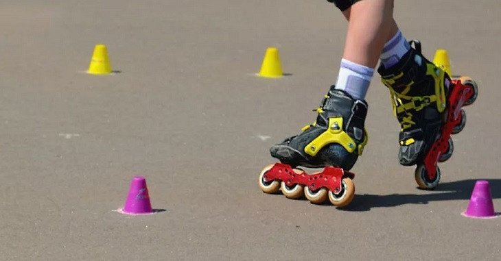 Thực hiện kỹ thuật dừng patin Freestyle Slide ấn tượng, thể hiện khả năng kiểm soát giày thể thao trượt điêu luyện trên đường phố.