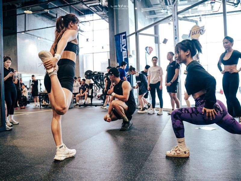 Tiện ích hồ bơi sang trọng tại câu lạc bộ tập gym Cầu Giấy