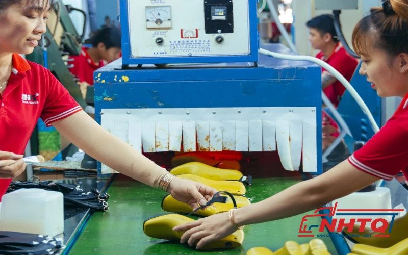 Tìm kiếm nguồn nhập giày đá bóng trực tiếp từ xưởng Trung Quốc
