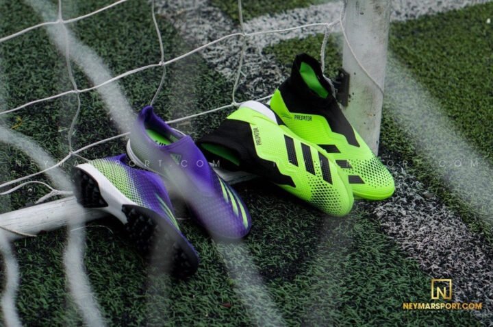 Tổng quan các mẫu giày bóng đá không dây Adidas trên sân cỏ nhân tạo, thể hiện công nghệ tiên tiến