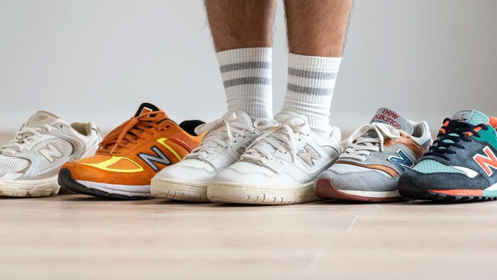 Tổng quan đôi giày New Balance 574 màu xám xanh với phần đế giày New Balance đặc trưng