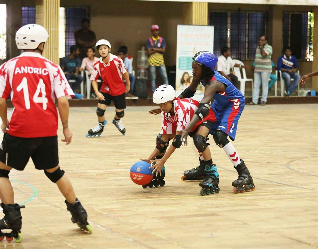 Trận đấu Roll Ball với người chơi trượt patin và chuyền bóng, kết hợp nhiều môn thể thao sôi động