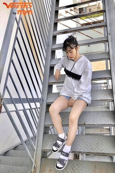 Trang phục năng động cùng giày sandal nữ cá tính Streetwear 1019