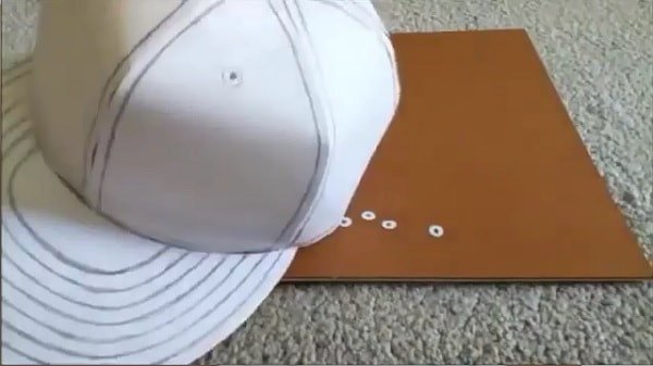 Trang trí mũ bằng các chấm tròn hoặc họa tiết vẽ tay