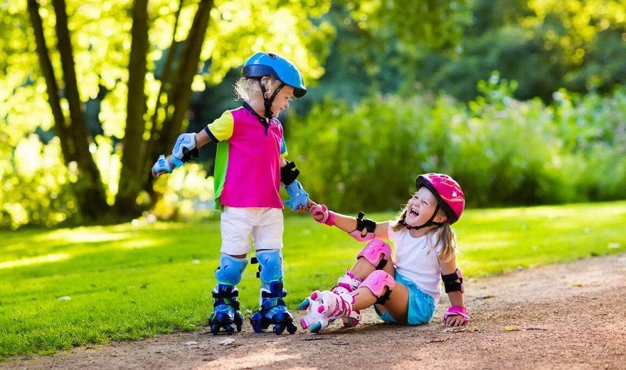 Trẻ em 3-6 tuổi mang giày patin cùng đồ bảo hộ khi tập trượt
