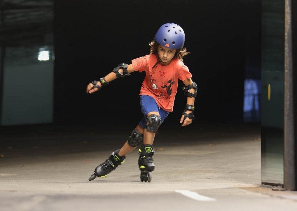 Trẻ em từ 8 tuổi trở lên với giày patin màu đen trên đường phố