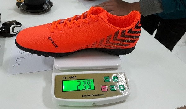 Trọng lượng giày đá banh phủi