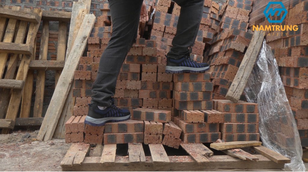 Trọng lượng siêu nhẹ của giày bảo hộ Kingsman giúp di chuyển thoải mái