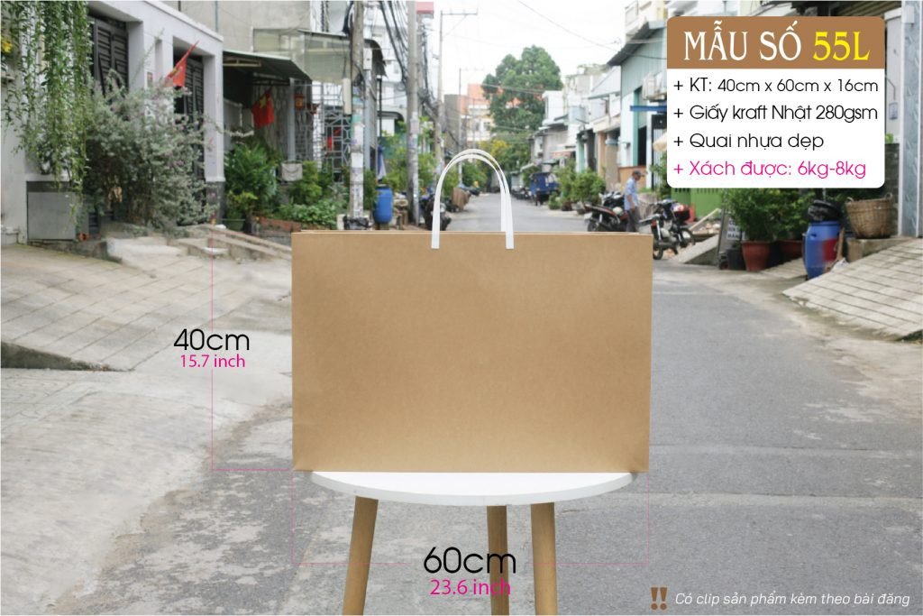 Túi giấy kraft cỡ lớn, kích thước 40cm x 60cm x 16cm, đặt cạnh bộ chăn ga gối đệm