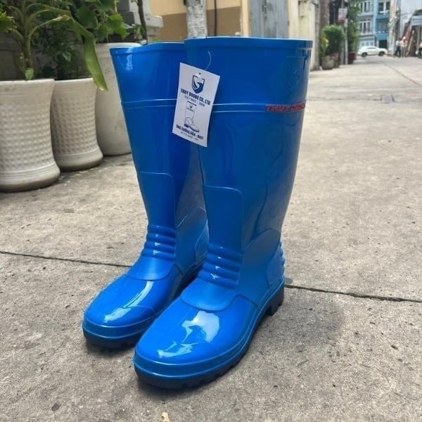 Ủng bảo hộ Thùy Dương A22, lý tưởng cho công nhân tiếp xúc với axit và dầu, với khả năng chống ăn mòn hiệu quả