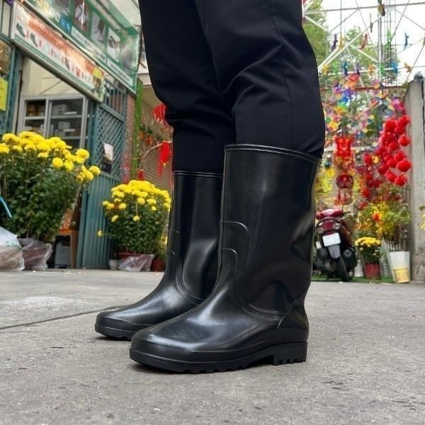 Ủng TGP làm từ PVC và cao su, là một lựa chọn kinh tế cho bảo hộ chân khỏi hóa chất nhẹ