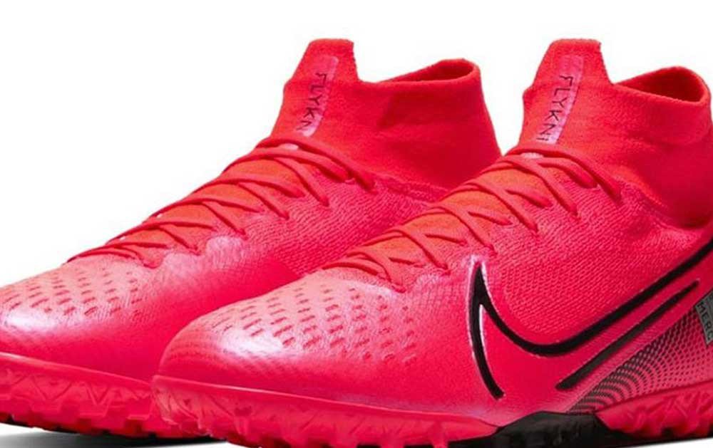 Upper Flyknit dệt kim ôm sát bàn chân trên giày đá bóng Nike Mercurial Superfly, tối ưu trọng lượng và độ linh hoạt.
