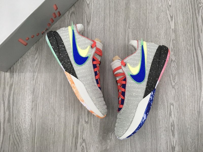 Vân đế đa hướng của giày bóng rổ LeBron 20, cung cấp độ bám sân vượt trội