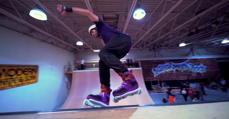 Vận động viên aggressive skating biểu diễn kỹ thuật mạo hiểm trên giày patin