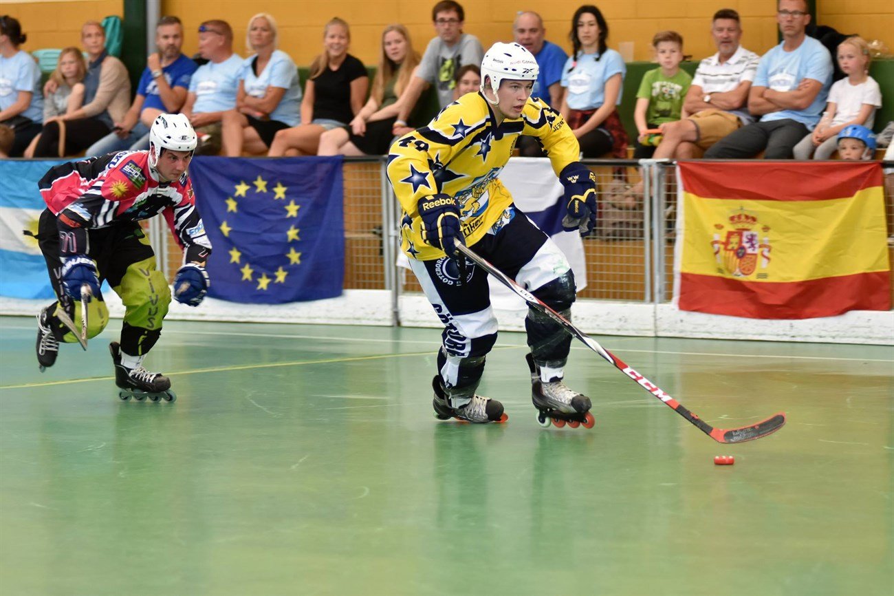 Vận động viên chơi Roller Hockey trên sân, kết hợp trượt patin và khúc côn cầu đầy kịch tính