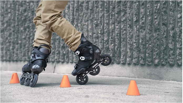 Vận động viên patin vượt chướng ngại vật với kỹ thuật điêu luyện