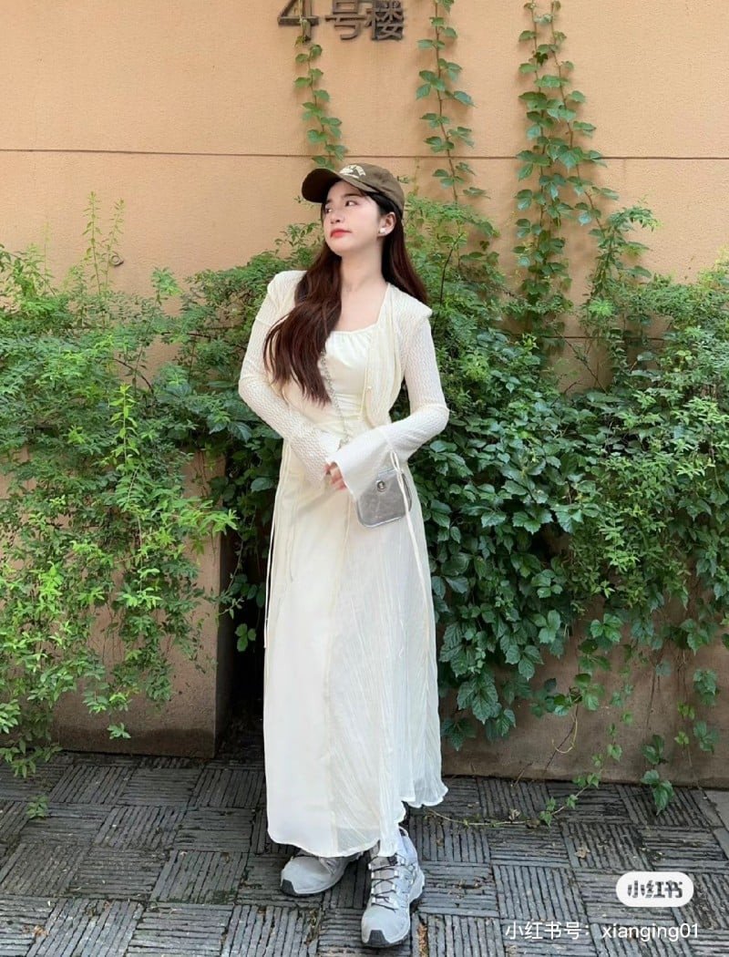 Váy maxi màu xanh pastel và giày thể thao phong cách du lịch